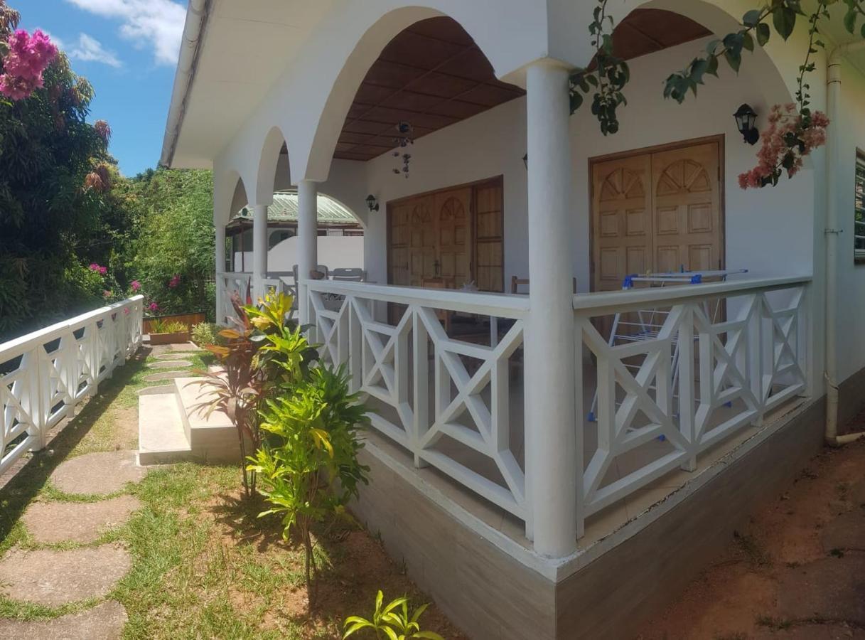 Maison De Vacanze Baie Sainte Anne Екстериор снимка