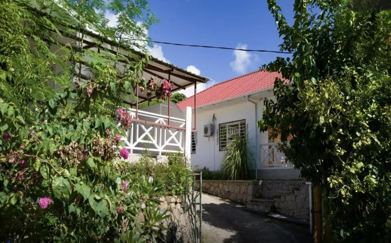 Maison De Vacanze Baie Sainte Anne Екстериор снимка